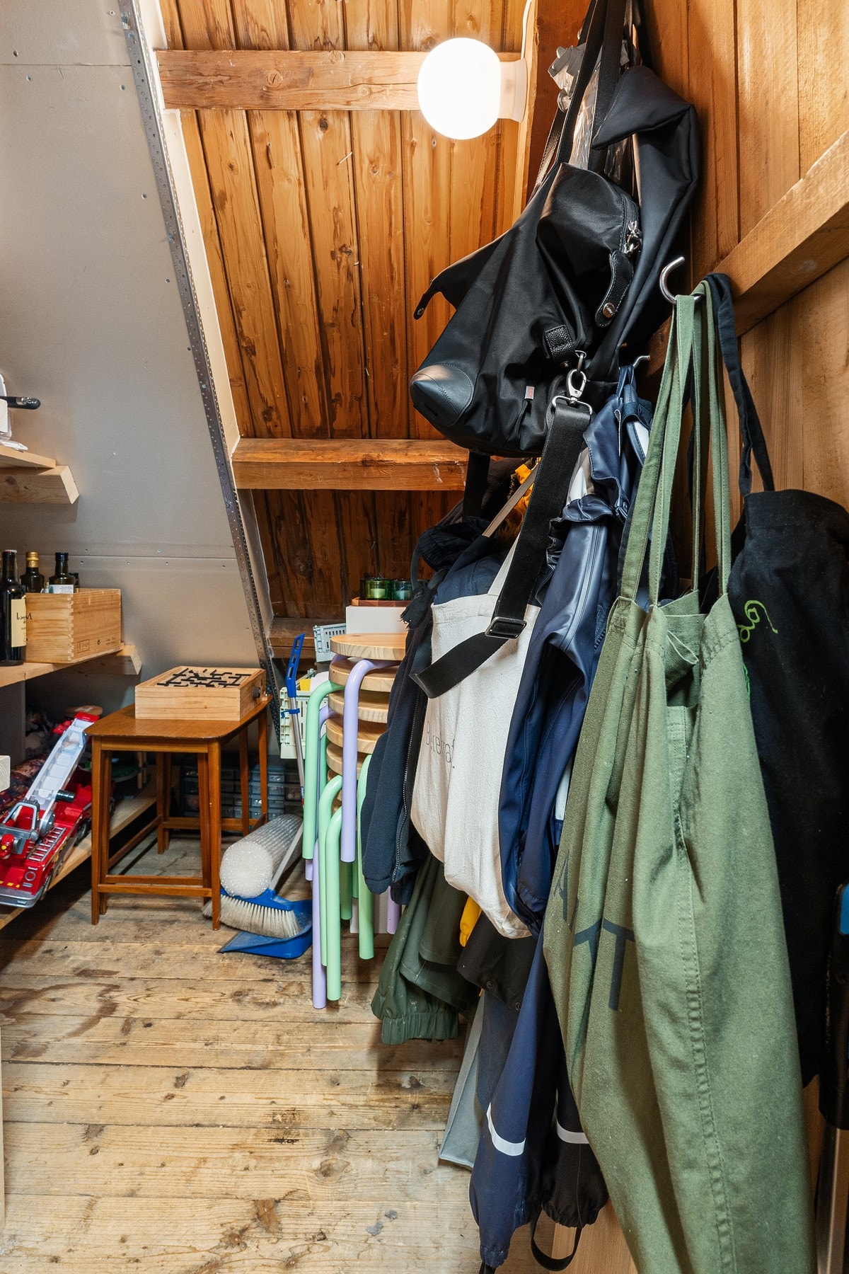 Loftbod med et gulvareal på ca. 4,5 kvm. Galleribilde