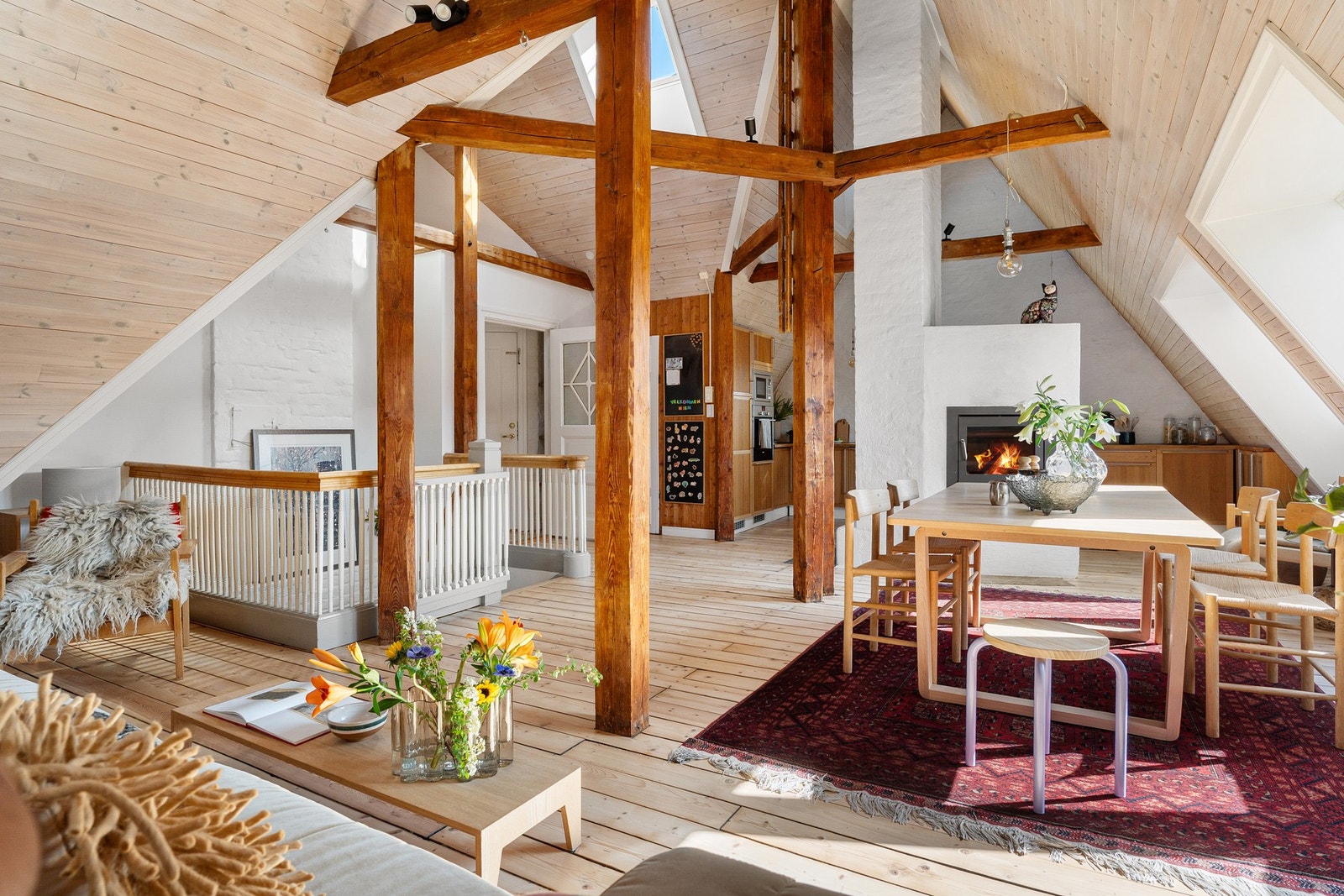 Loftsetasjen har et klassisk preg med en himlingshøyde på nær 5 meter, synlige bjelker, nyslipte originale tregulv. Galleribilde