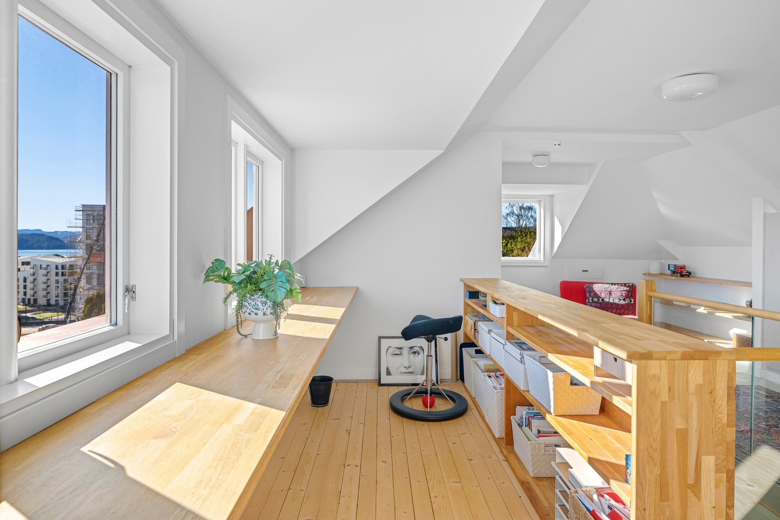 lys loftetasje med mange bruksmuligheter Galleribilde