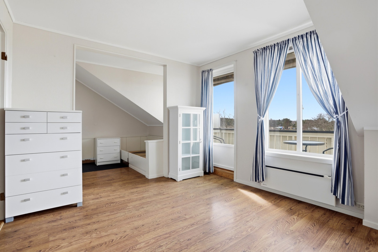 Del av stuen er innredet med soveplass Galleribilde