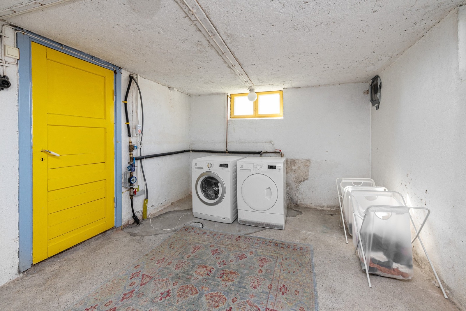Separat vaskerom som gjør hverdagen både praktisk og ryddig. Her er det god plass til vaskemaskin og tørketrommel, samt rikelig med plass til oppheng og håndtering av klesvask. Galleribilde