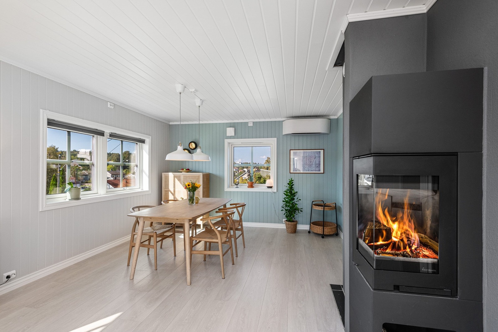 Spisestuen ligger i en naturlig forlengelse av stuen og fremstår som et lyst og hyggelig samlingspunkt. Galleribilde