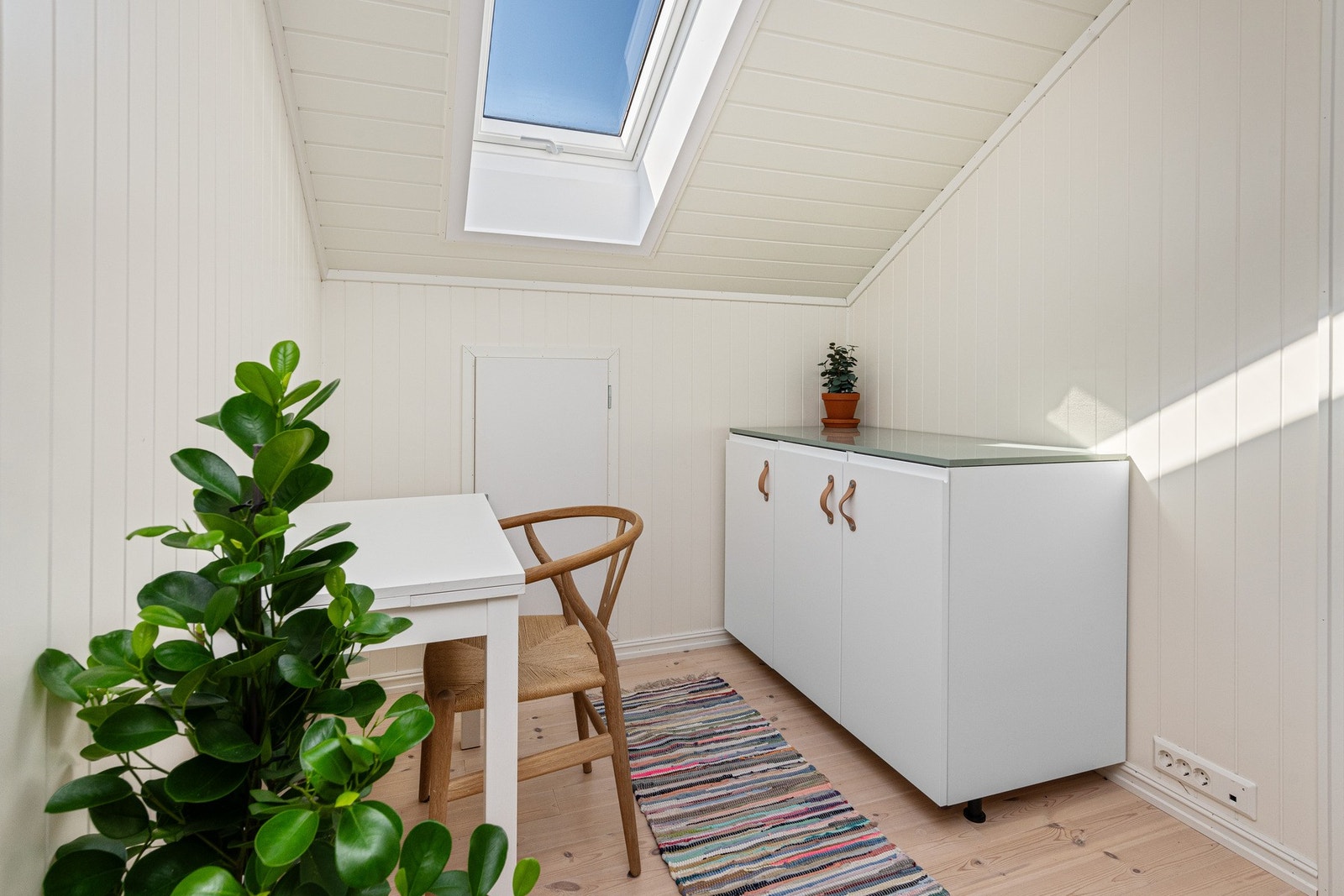 Rommet har godt lysinnslipp og fremstår som lyst og luftig, med flere anvendelsesmuligheter som hjemmekontor, hobbyrom eller ekstra oppholdsrom. Galleribilde