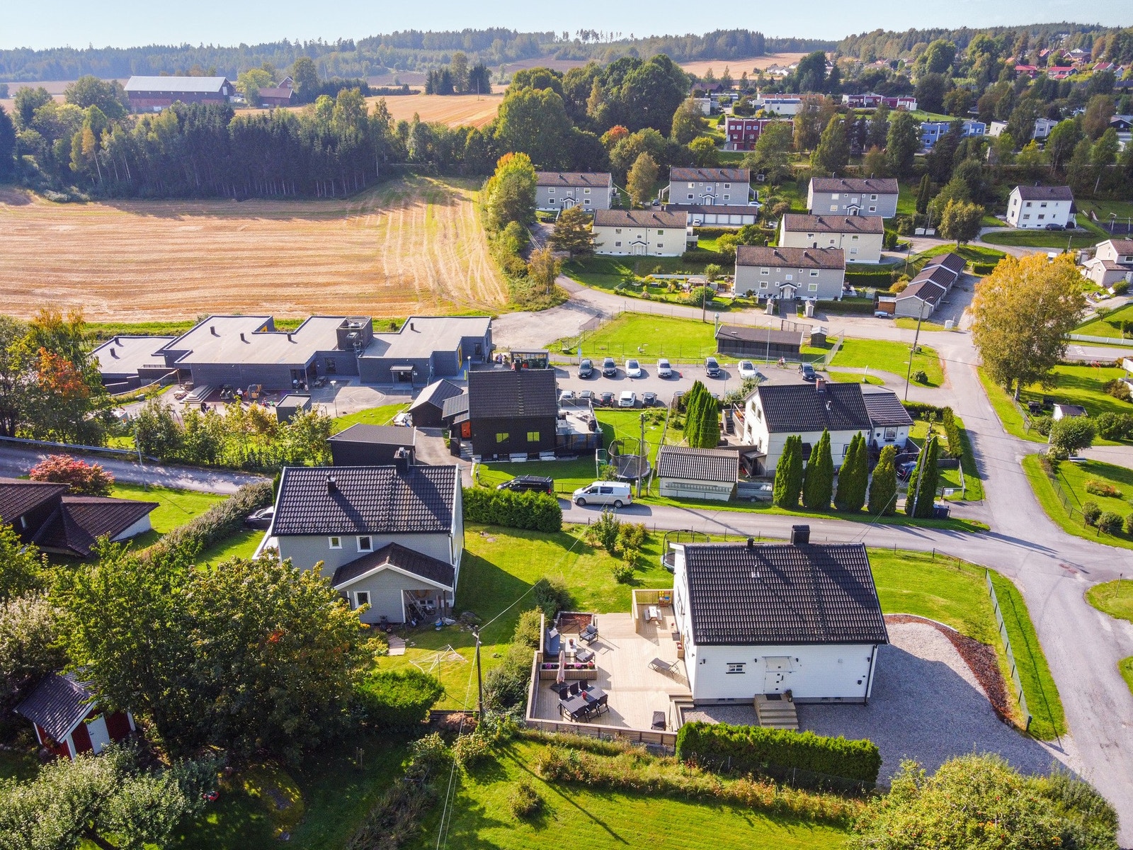 Ved å benytte bil fra eiendommen tar det ca. 10 min til Langhus, 20 min til Kolbotn, 26 min til Oslo S og 56 min til Oslo Lufthavn. Galleribilde