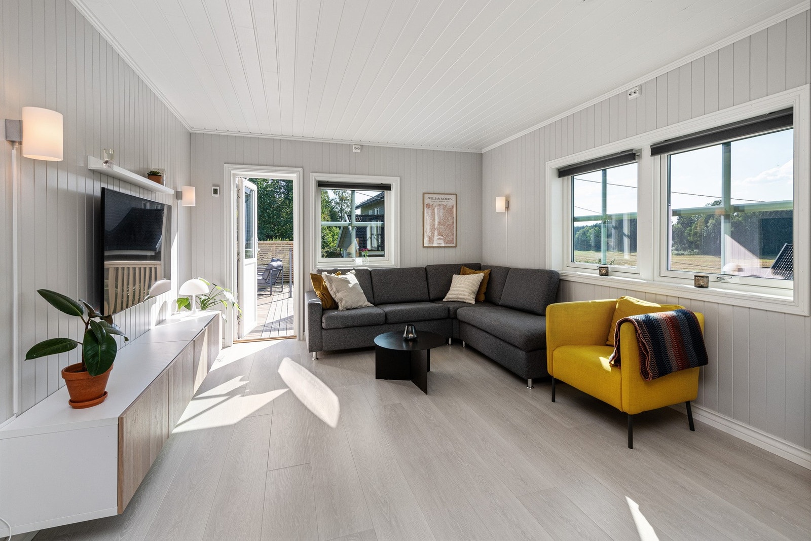 Store vindusflater på flere sider slipper inn rikelig med naturlig lys og gir rommet en luftig og behagelig atmosfære. Galleribilde
