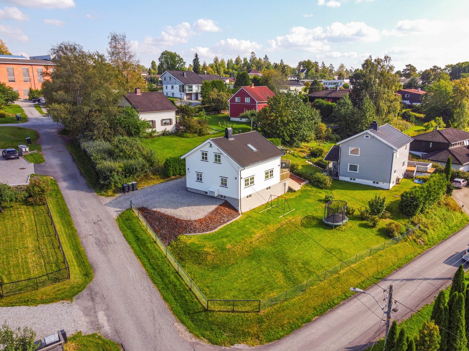 Eiendommen har i tillegg en svært romslig og opparbeidet hage med gode solforhold og rikelig boltreplass for både store og små. Galleribilde