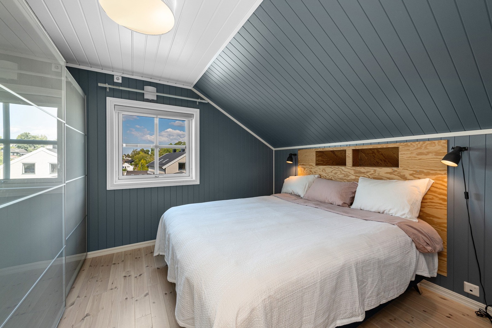 Hovedsoverommet fremstår som romslig og lunt, med god plass til dobbeltseng og garderobeløsning. Galleribilde