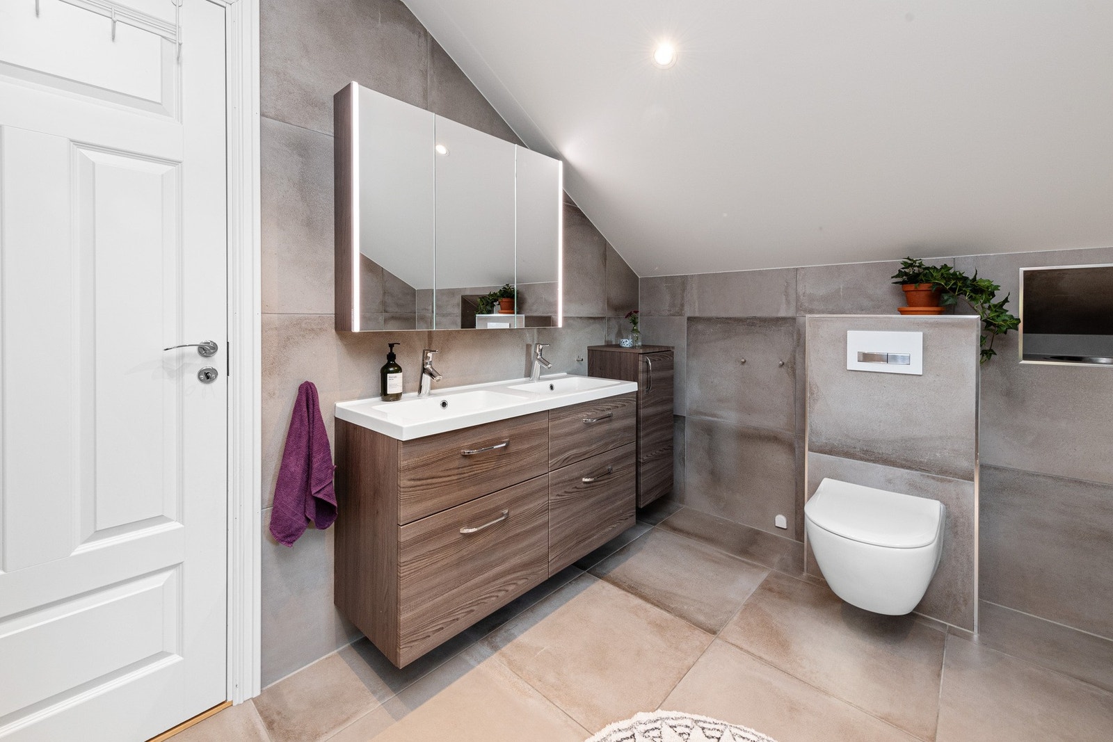 Badet fremstår som romslig og delikat, med en helhetlig og tidløs stil. Galleribilde