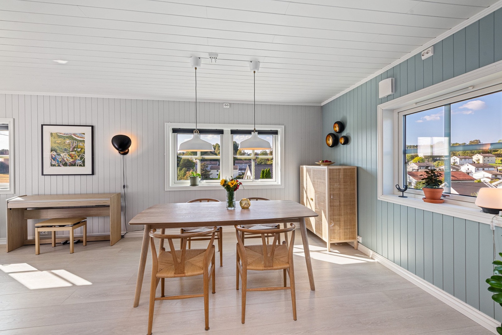 Her er det god plass til et stort spisebord, perfekt for både hverdagsmåltider og sosiale sammenkomster. Galleribilde