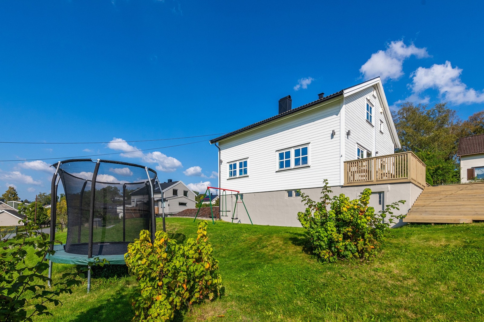Boligen har kun 200 meter til nærmeste barnehage og ca. 700 meter i gangavstand til nærbutikk. Galleribilde