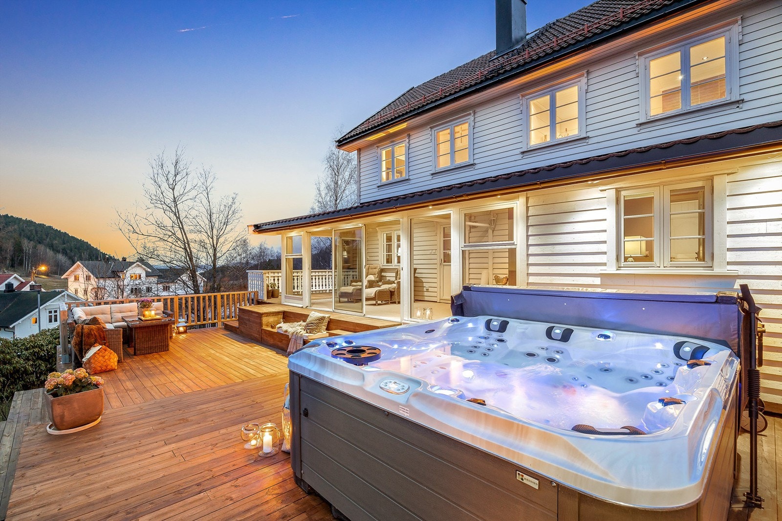 Uteplassen er en forlengelse av boligen, med god plass og direkte tilknytning til vinterhagen. Del av terrasse er ikke byggemeldt. Galleribilde