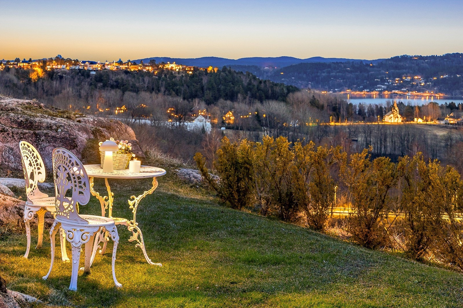 Fra hagen kan man nyte kveldssolen og den flotte utsikten. Galleribilde