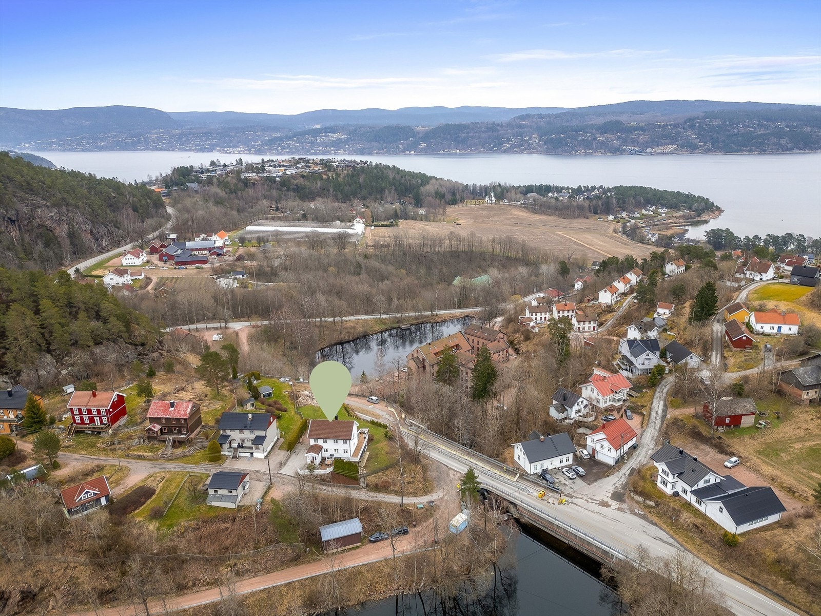 Gangavstand ned til fjorden og Bergerbukta med flott badeplass, kyststi samt fiske- og båtliv. Galleribilde