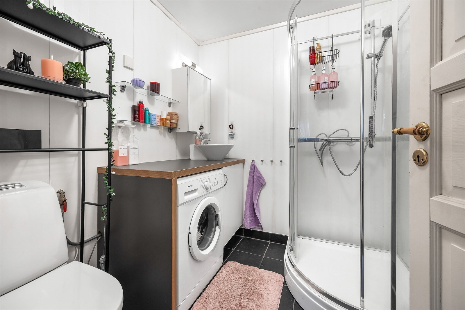Badet i utleiedelen ble oppgradert i 2010 og har flislagt gulv med varme, dusjkabinett og opplegg for vaskemaskin. Galleribilde