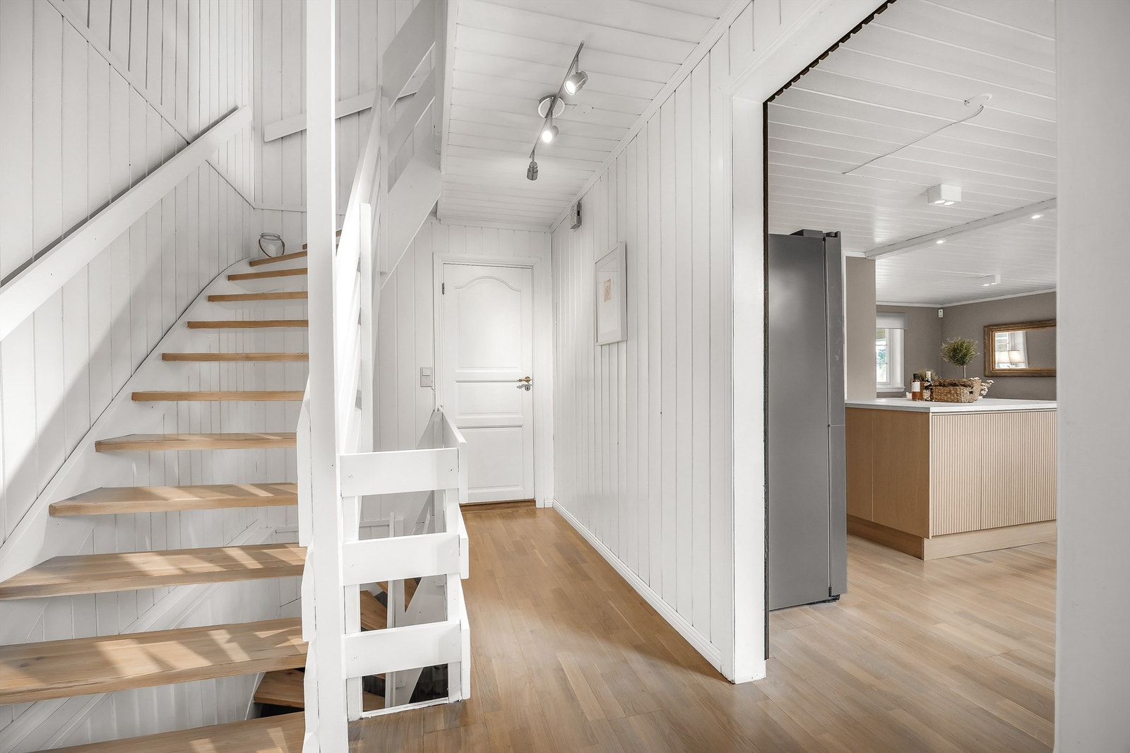 Gangen og trappen i trekonstruksjon binder boligens etasjer sammen på en naturlig måte. Galleribilde