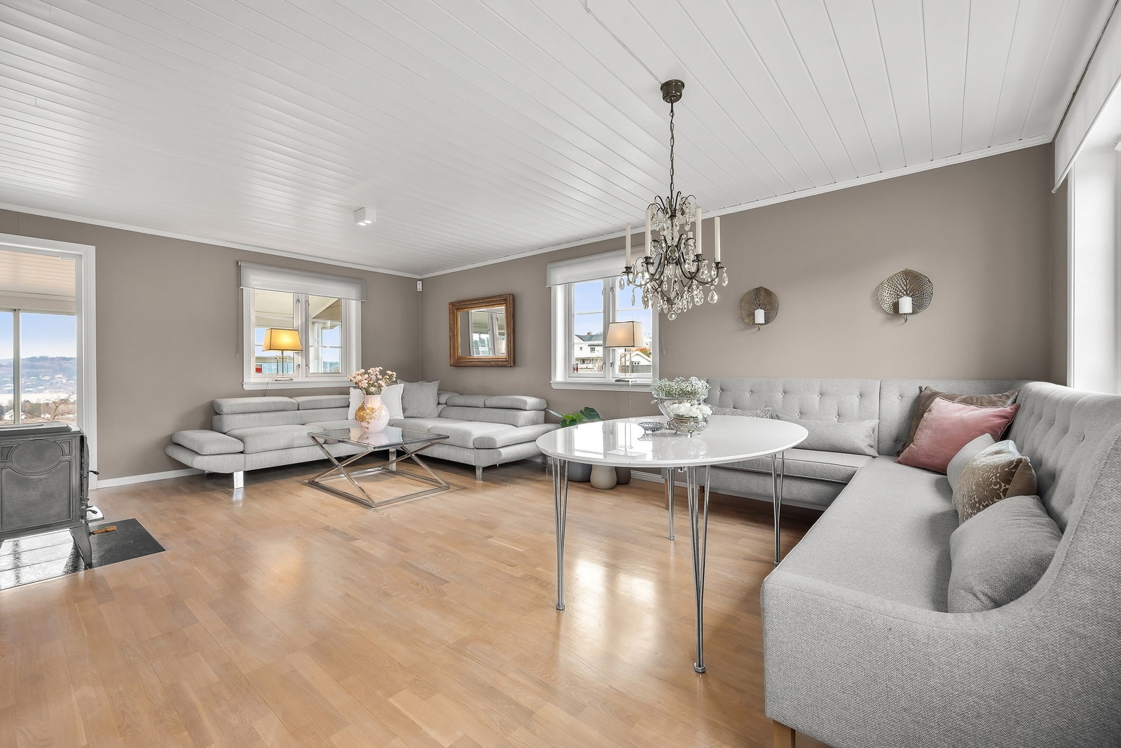 Romslig stue med god plass til både sofagruppe og spisebord. Galleribilde