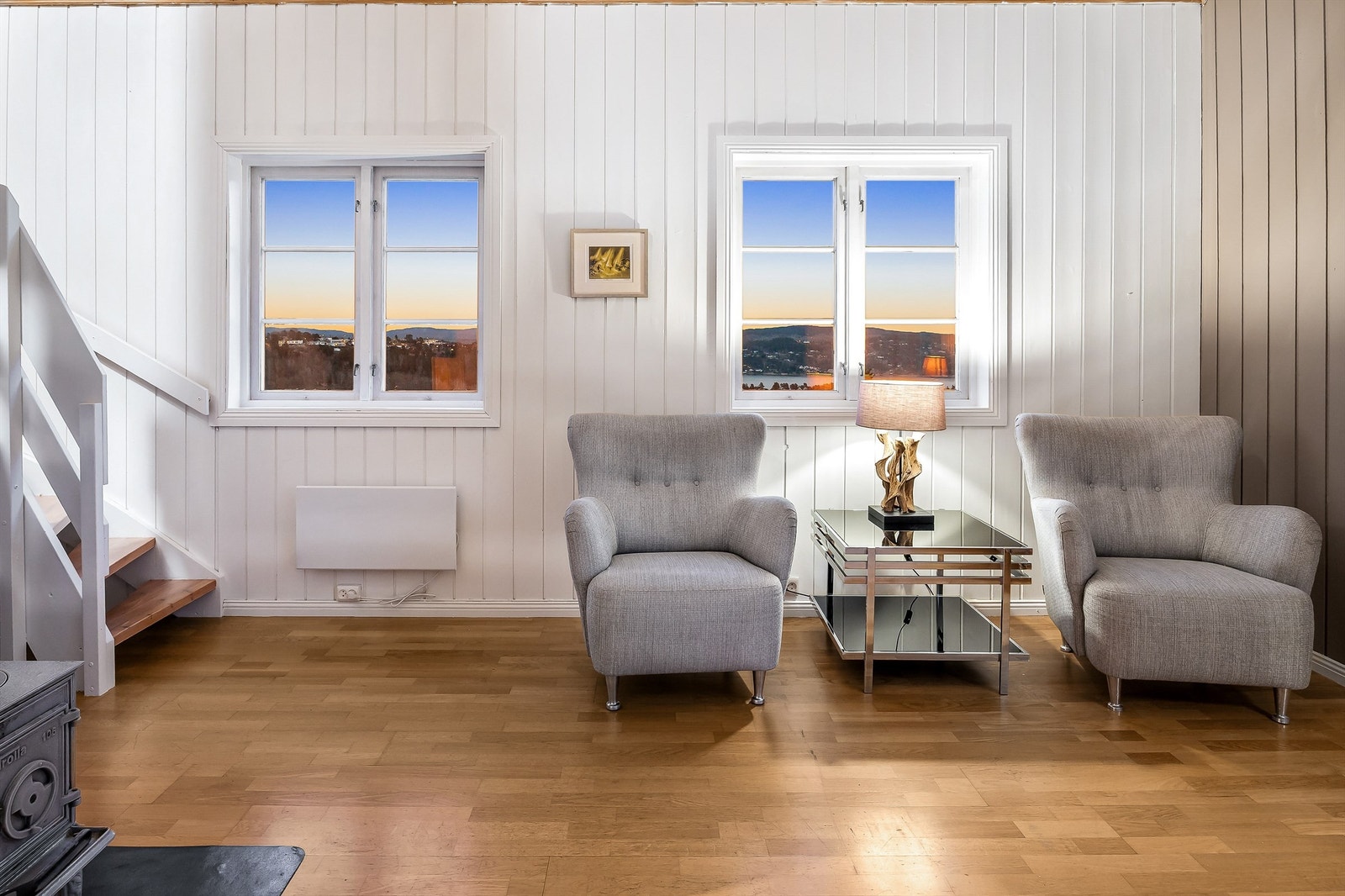 Stuen i andre etasje har også et ildsted, og fungerer som et fleksibelt rom for familien. Galleribilde
