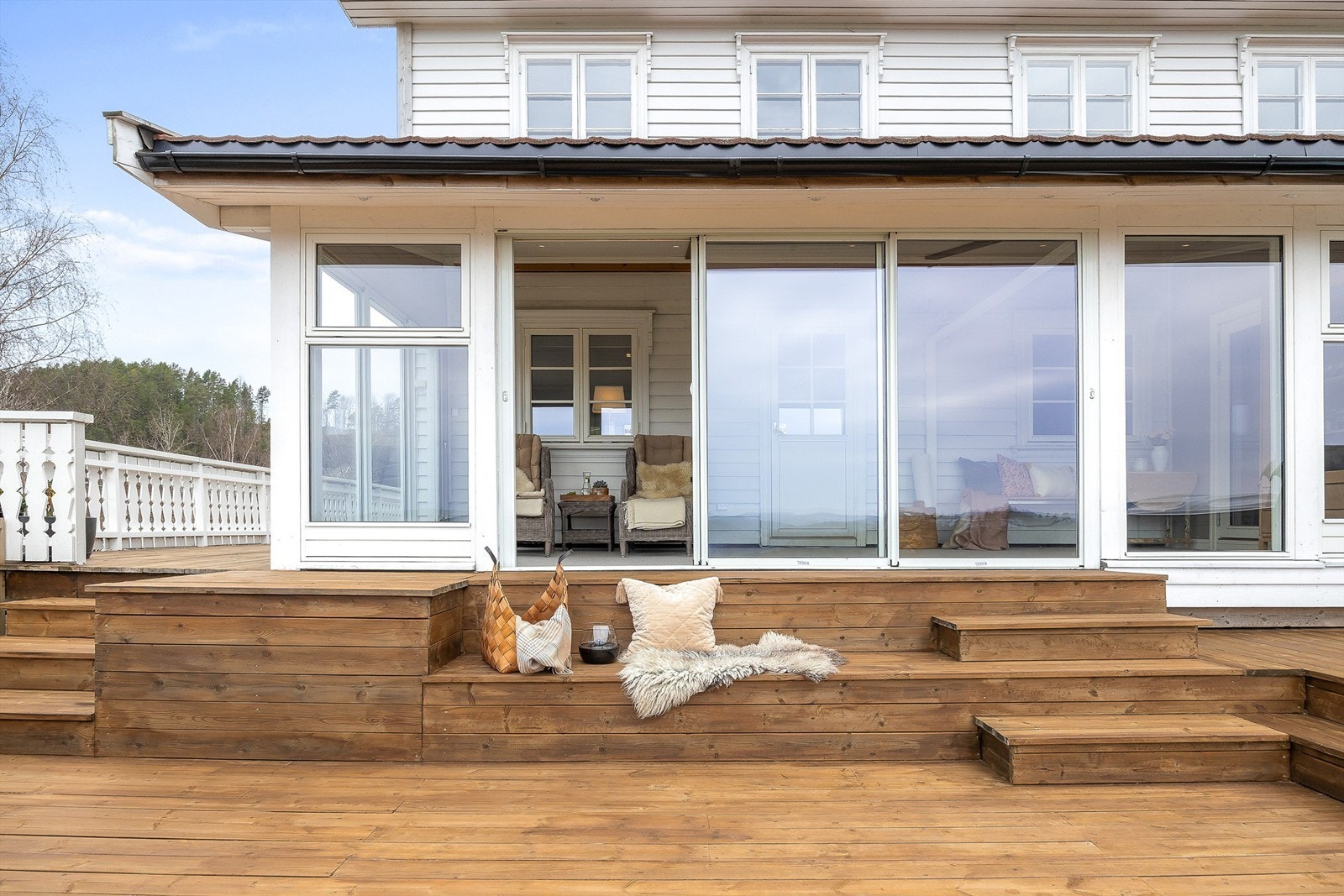 Terrassen er solid bygget med gulv av terrassebord og rekkverk i trekonstruksjon. Galleribilde
