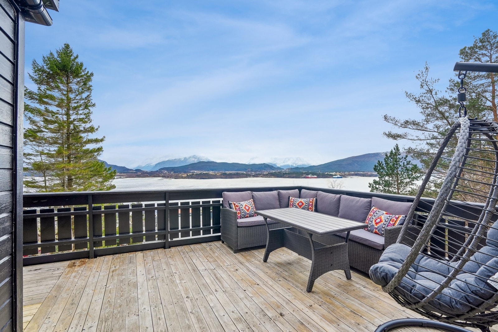 Terrasse for utleiedelen. Sør og vestvendt med vakker utsikt. Galleribilde