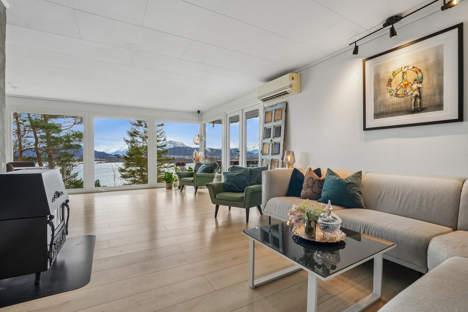 Stuen har en vinklet for som gjør det enkelt å møblere i soner. Galleribilde