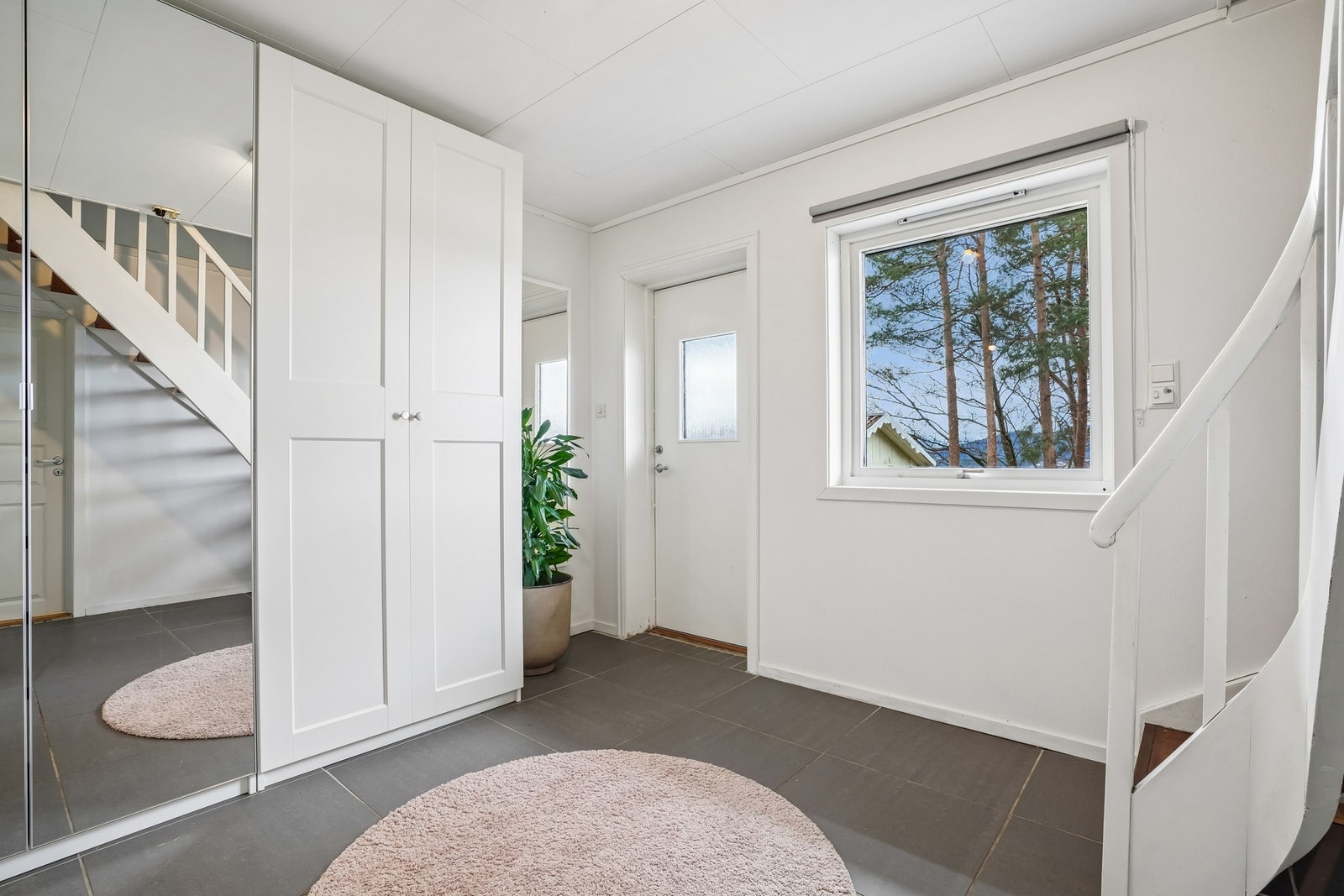 Romslig entré i kjeller med god plass til oppbevaring av både yttertøy og sko. Galleribilde