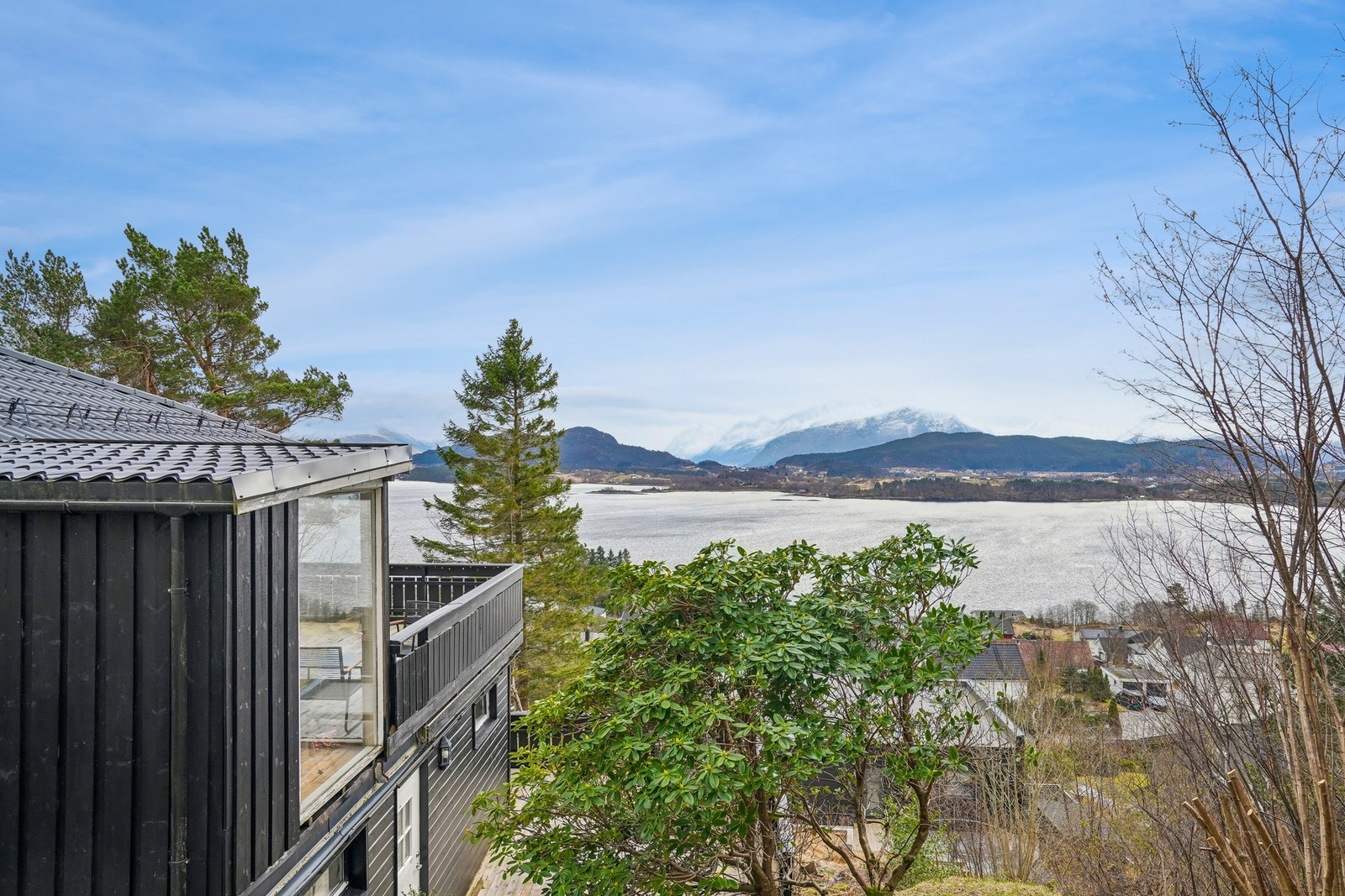 Boligen ligger fint til i et rolig og familievennlig område. Galleribilde