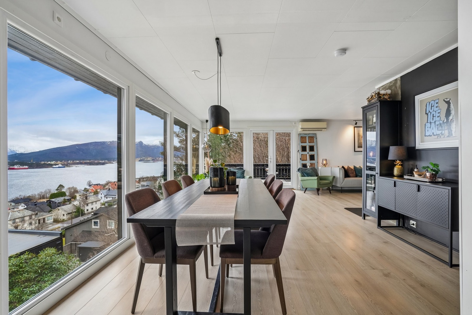 Det er stue og kjøkken i åpen og sosial løsning. Galleribilde