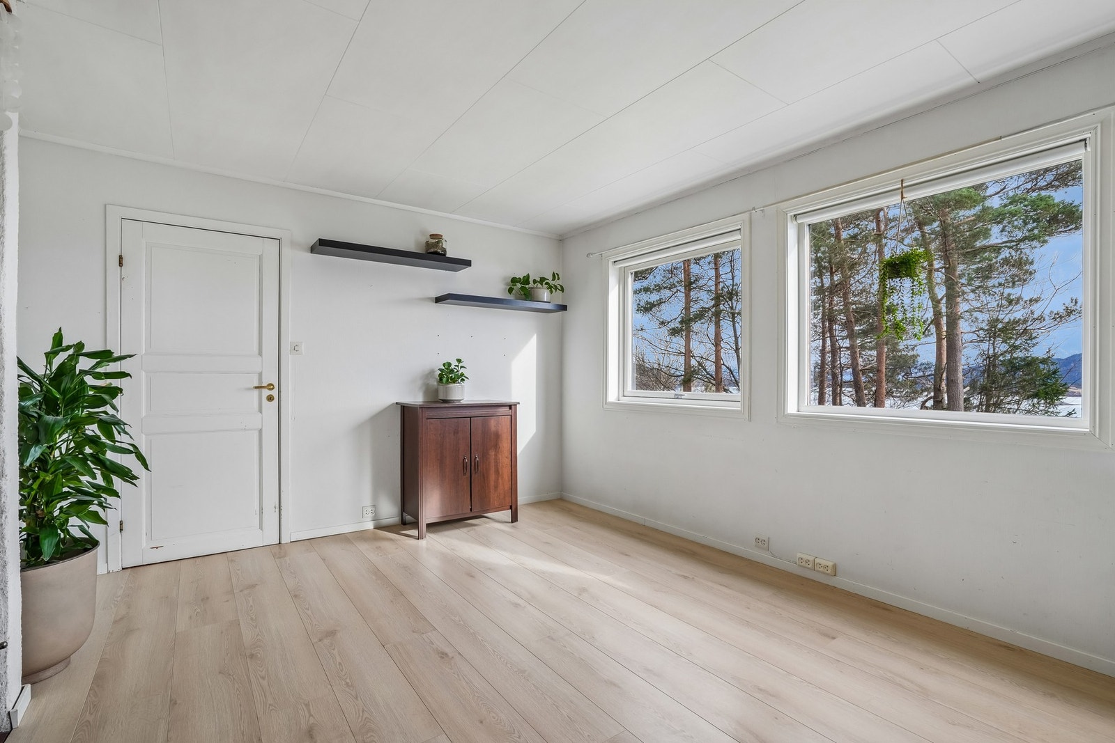 Det er laminat på gulvet, og på veggene er det malte slette flater. Vindusflater mot sør slipper inn godt med naturlig lys. Galleribilde
