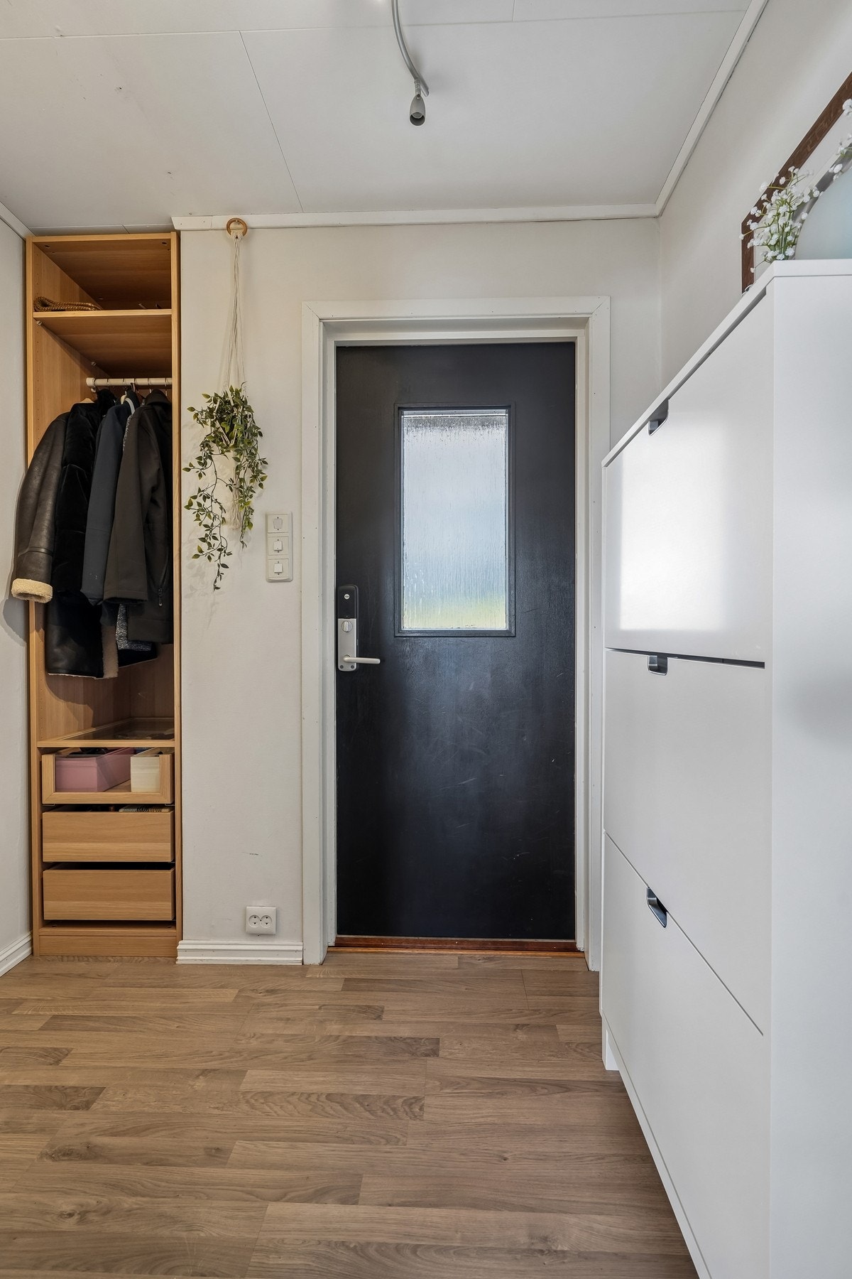Entréen har fin størrelse med plass til oppbevaring av yttertøy og sko. Pax-innredning og skoskap. Elektrisk dørlås er monert. Galleribilde