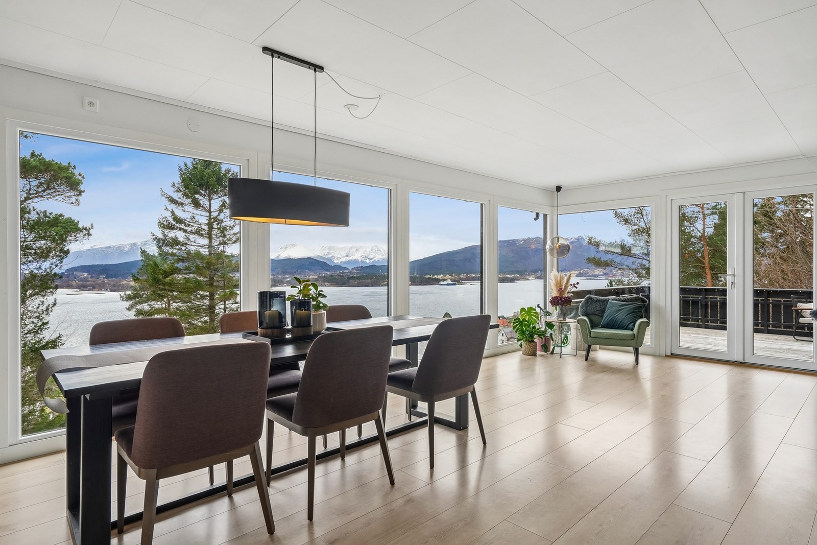 Velkommen inn! Legg merke de store vindusflatene mot sør og den vakre utsikten... Galleribilde