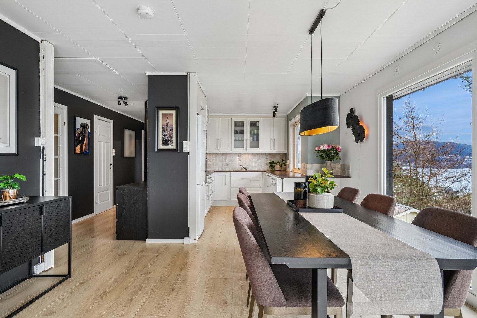 Det er god plass til å møblere med sittegruppe ved kjøkkenet. Galleribilde