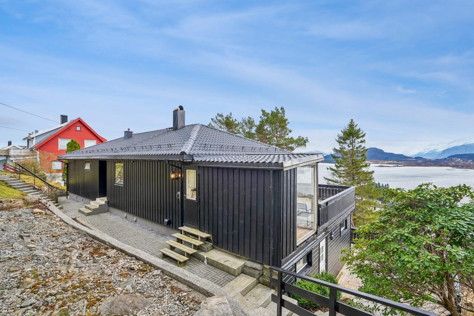Inngangspartiet ønsker deg velkommen. Opparbeidet med belegningsstein og støpt trapp. Galleribilde
