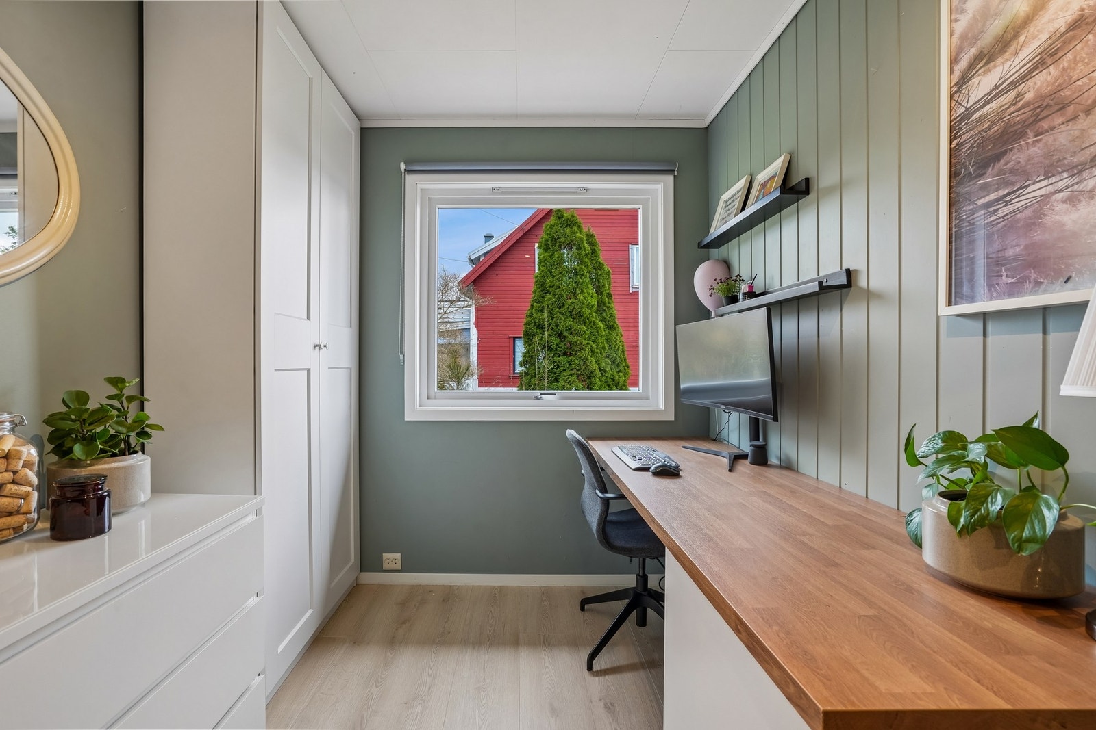 Soverom nr 2 med plass til garderobeskap skrivebord og kommode. Vinduet vender mot øst. Solskjerming medfølger i handelen. Galleribilde