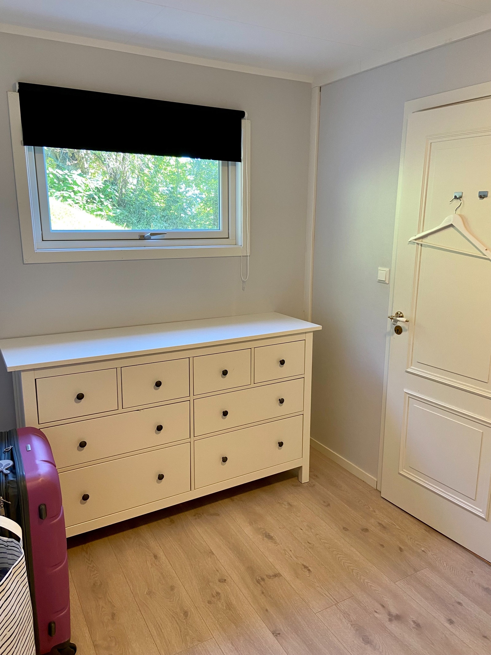 Soverom med dobbeltseng og kommode. Galleribilde