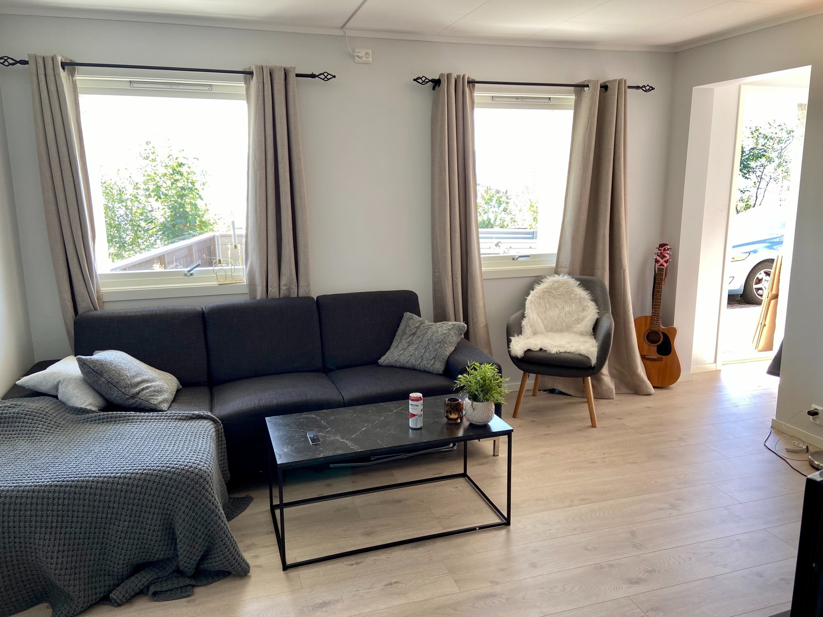 Sofa, bord og TV-benk. Galleribilde