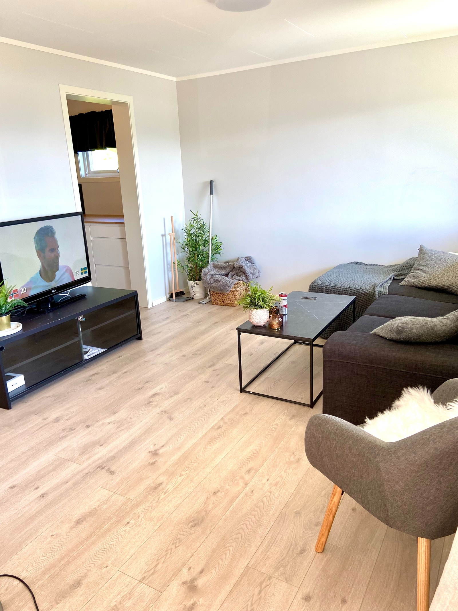 Stue med sofa, bord og tv-benk. Galleribilde