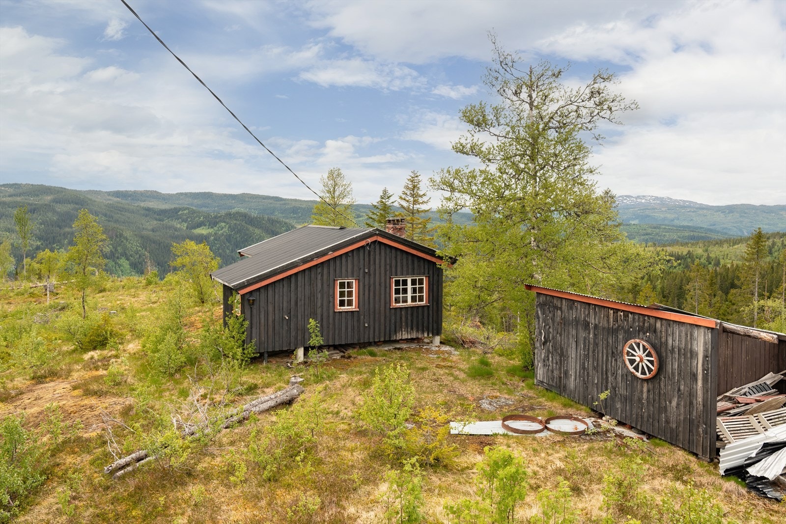 Videre medfølger det er uthus på 10m² med god plass til oppbevaring. Galleribilde