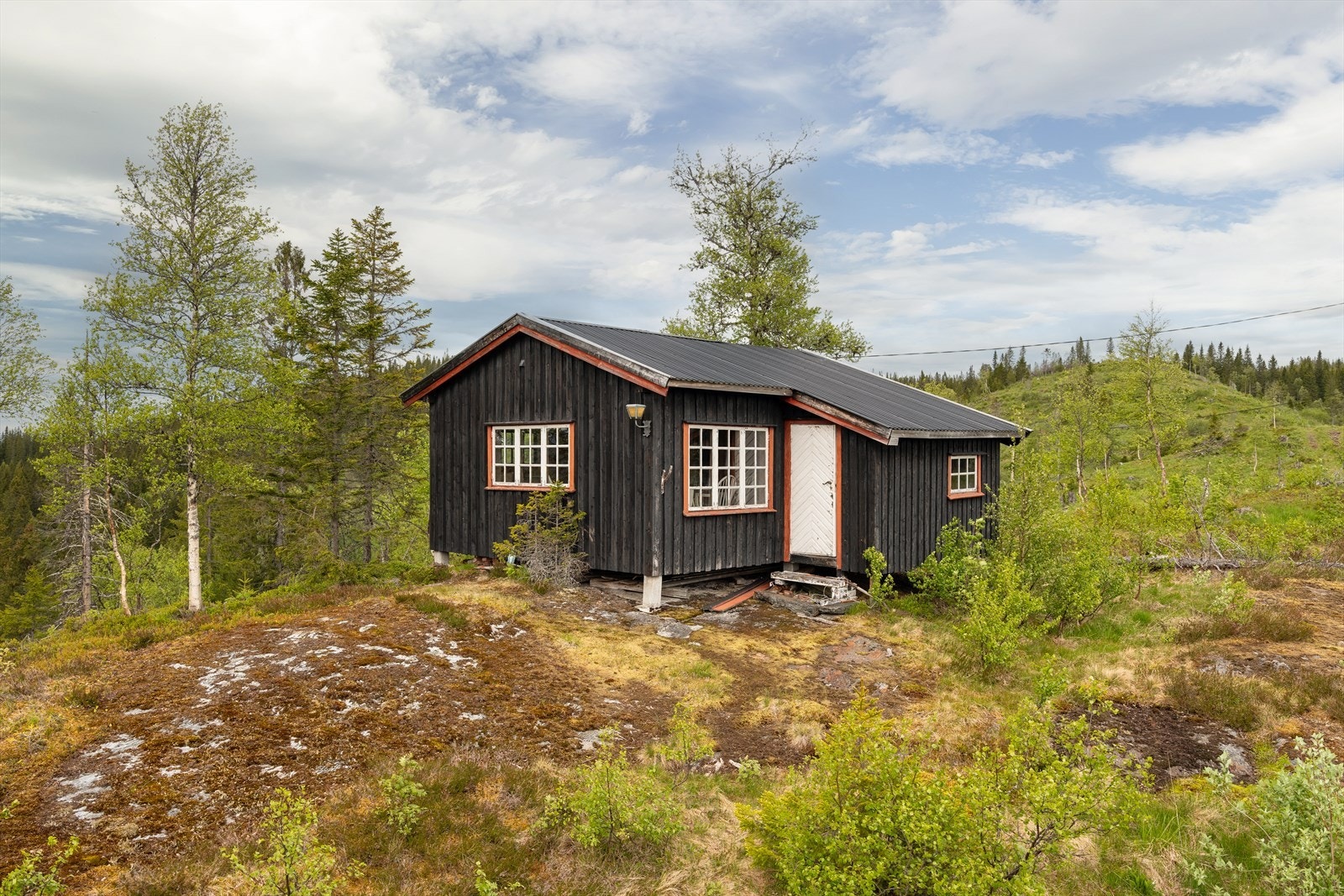 Beliggende ca. 470 moh. får man fantastiske utsiktsforhold og nærhet til skog og mark. Galleribilde