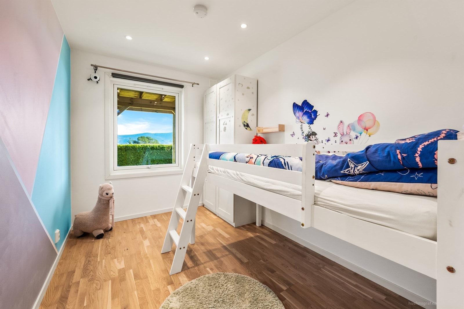 Soverom med plass til både seng og en stor garderobeløsning. Galleribilde