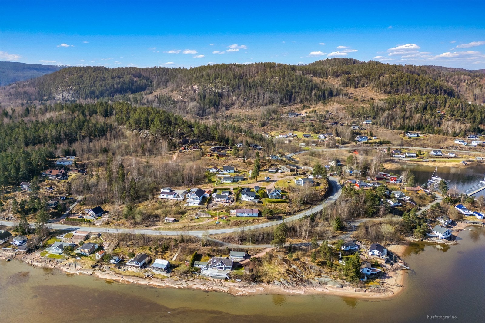 Svelvik sentrum er ca. 8 minutter unna, og har de fleste servicetilbud. Galleribilde