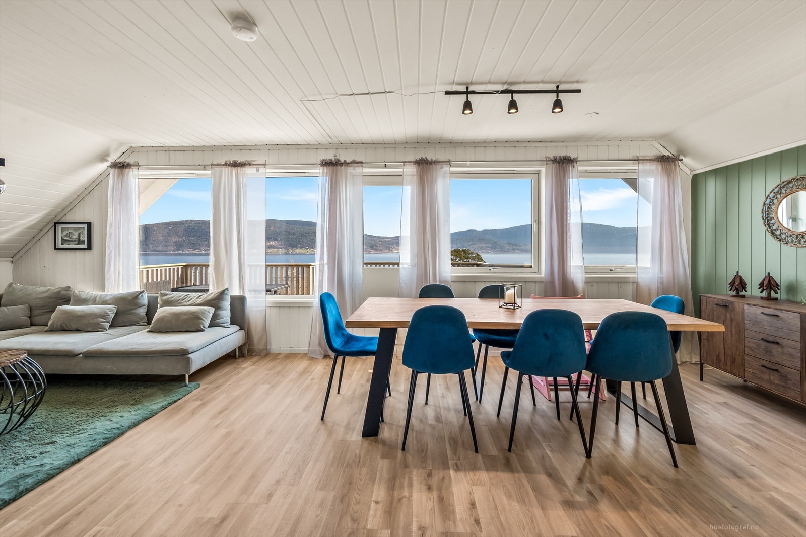 Stuen er et lyst og romslig allrom med plass til både sofagruppe og spisebord. Galleribilde