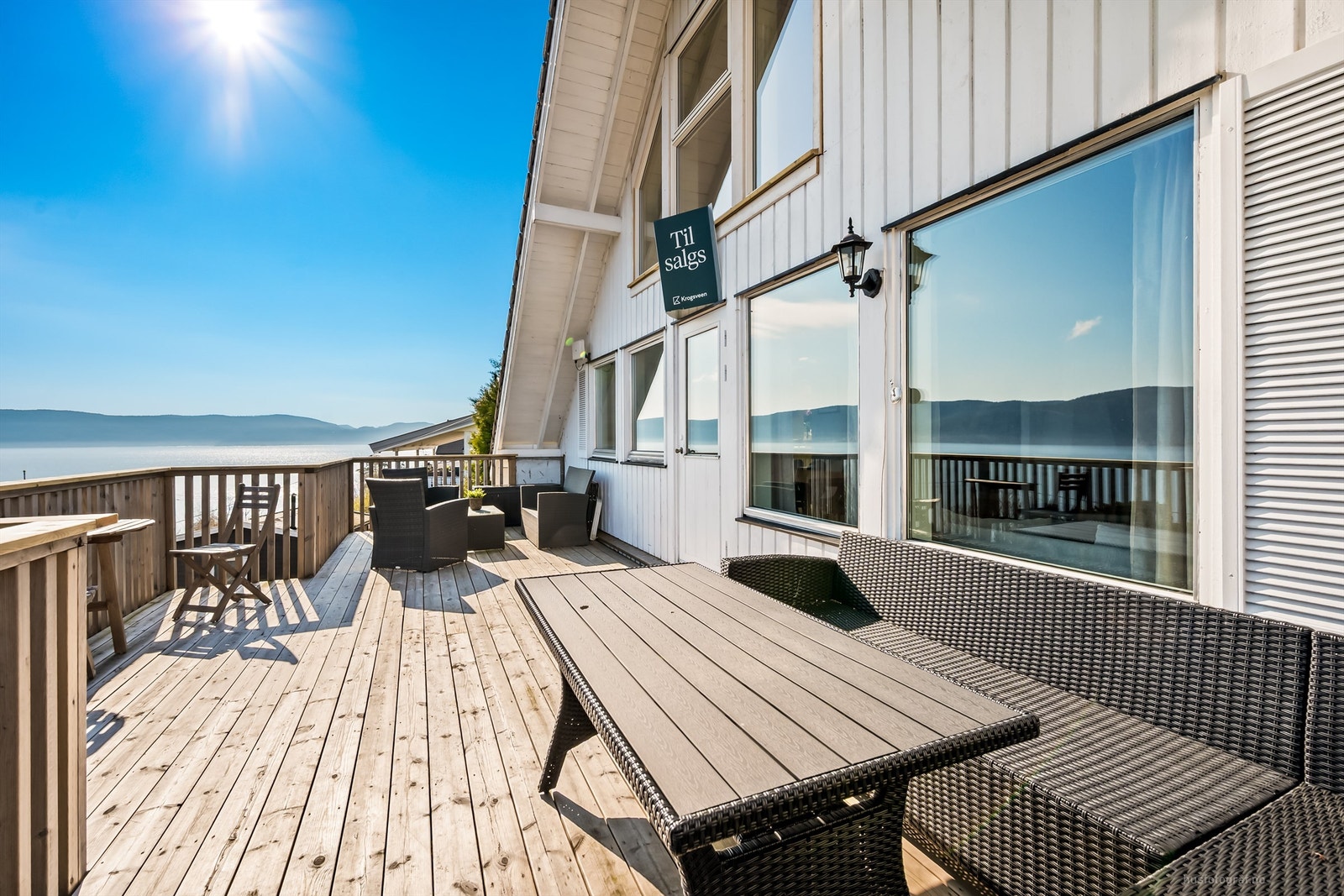 Verandaen har adkomst fra stuen, og gir god plass til flere møbelgrupper. Utvidelse er ikke byggesøkt. Galleribilde