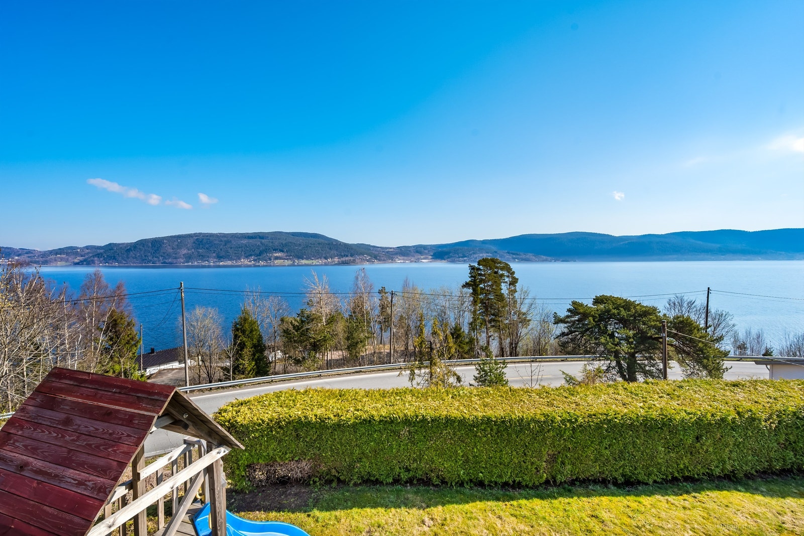 Fraboligen er det kort gangavstand til fjordkanten, bademuligheter og seilbåthavn i Jordfallbukta. Galleribilde