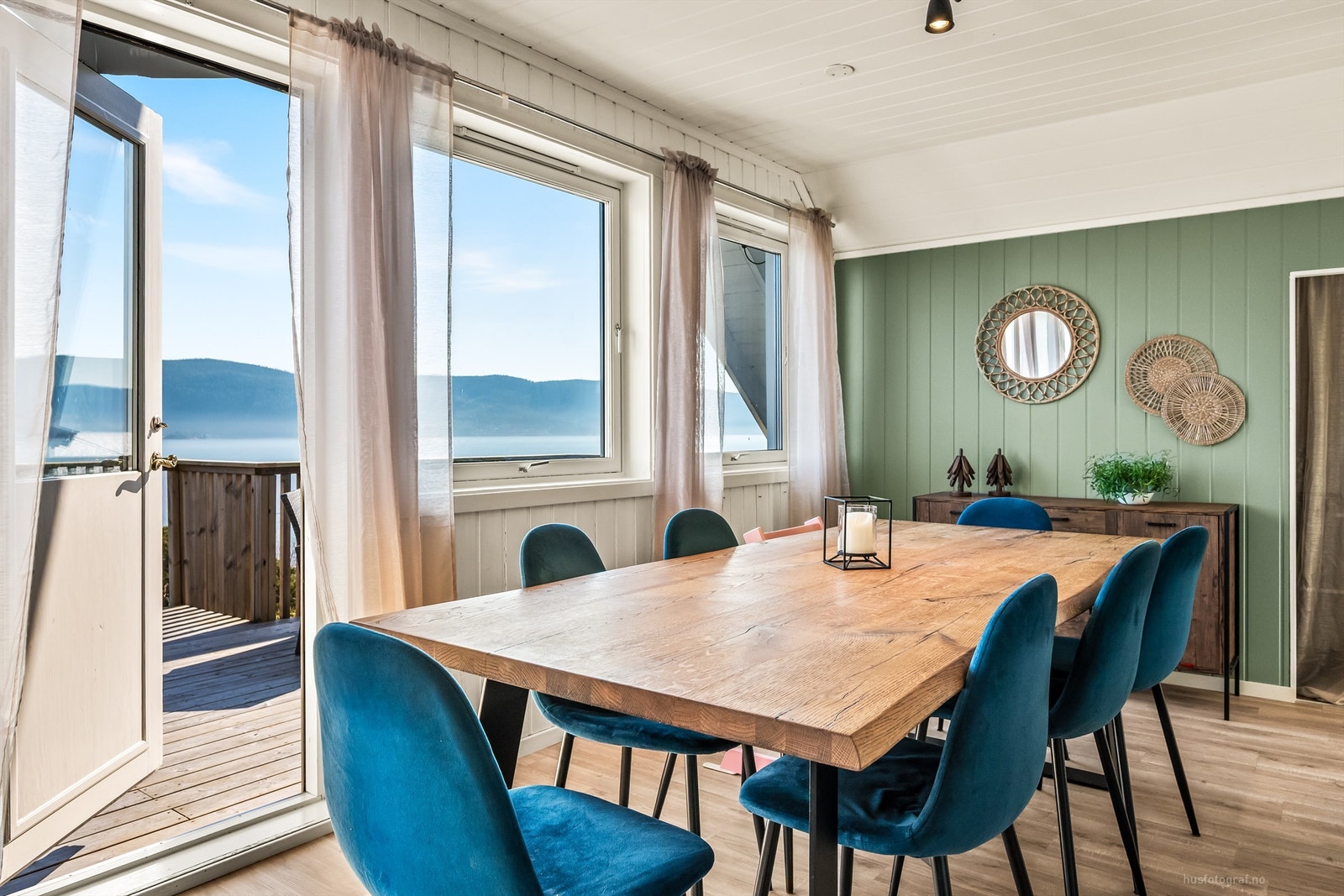 God plass til langbord og enkel adkomst til verandaen med plass til utemøblement gir gode rammer for både hverdagsliv og sosiale sammenkomster. Galleribilde