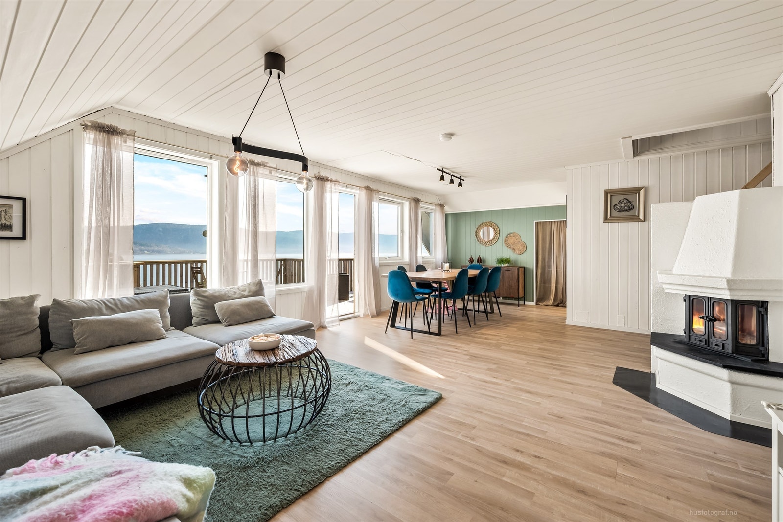 Stuen er et lyst og romslig allrom med plass til både sofagruppe og spisebord. Boligen har både peisovn og varmepumpe. Galleribilde