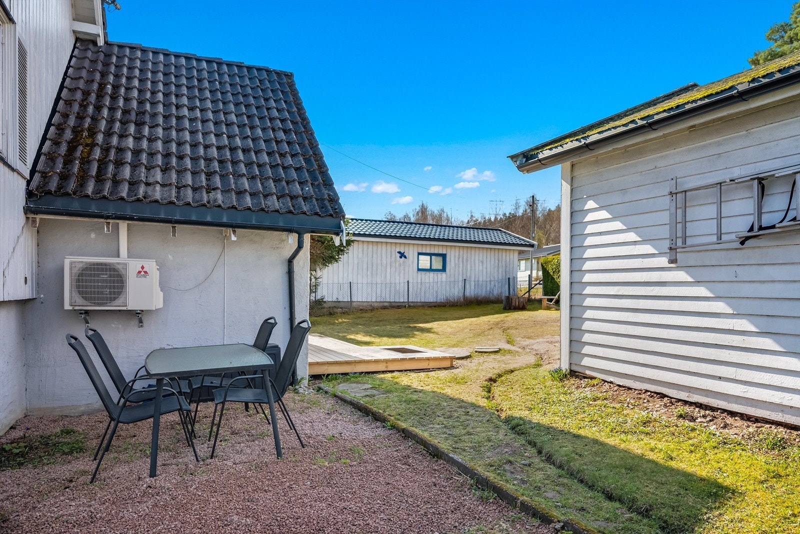 Tomten byr på flere uteplasser, som gir variasjon for tilgang sol/skygge Galleribilde