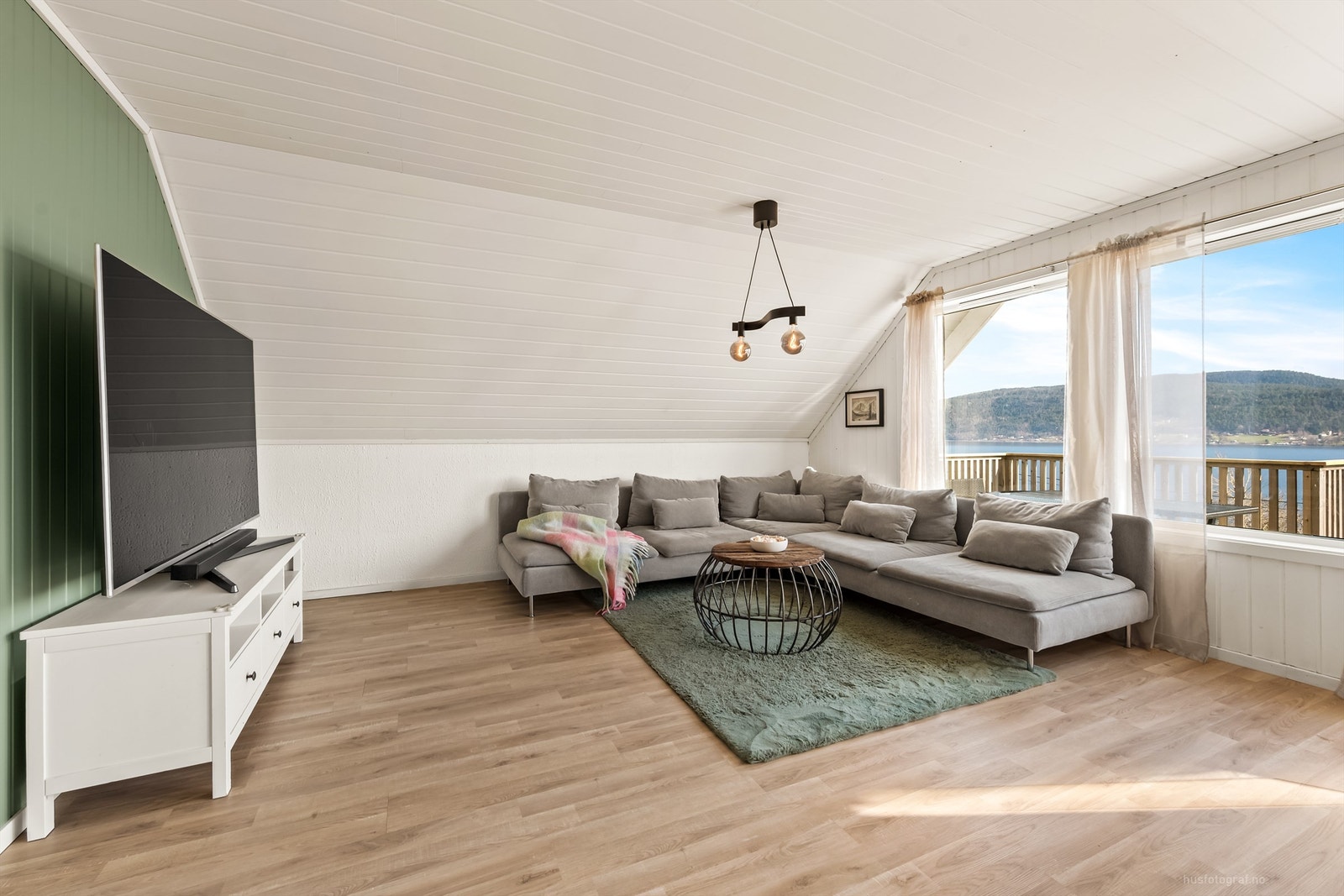 Stuen er inndelt med flere soner, har delåpen løsning mot kjøkkenet og trappeadkomst til husets over- og underetasje. Galleribilde
