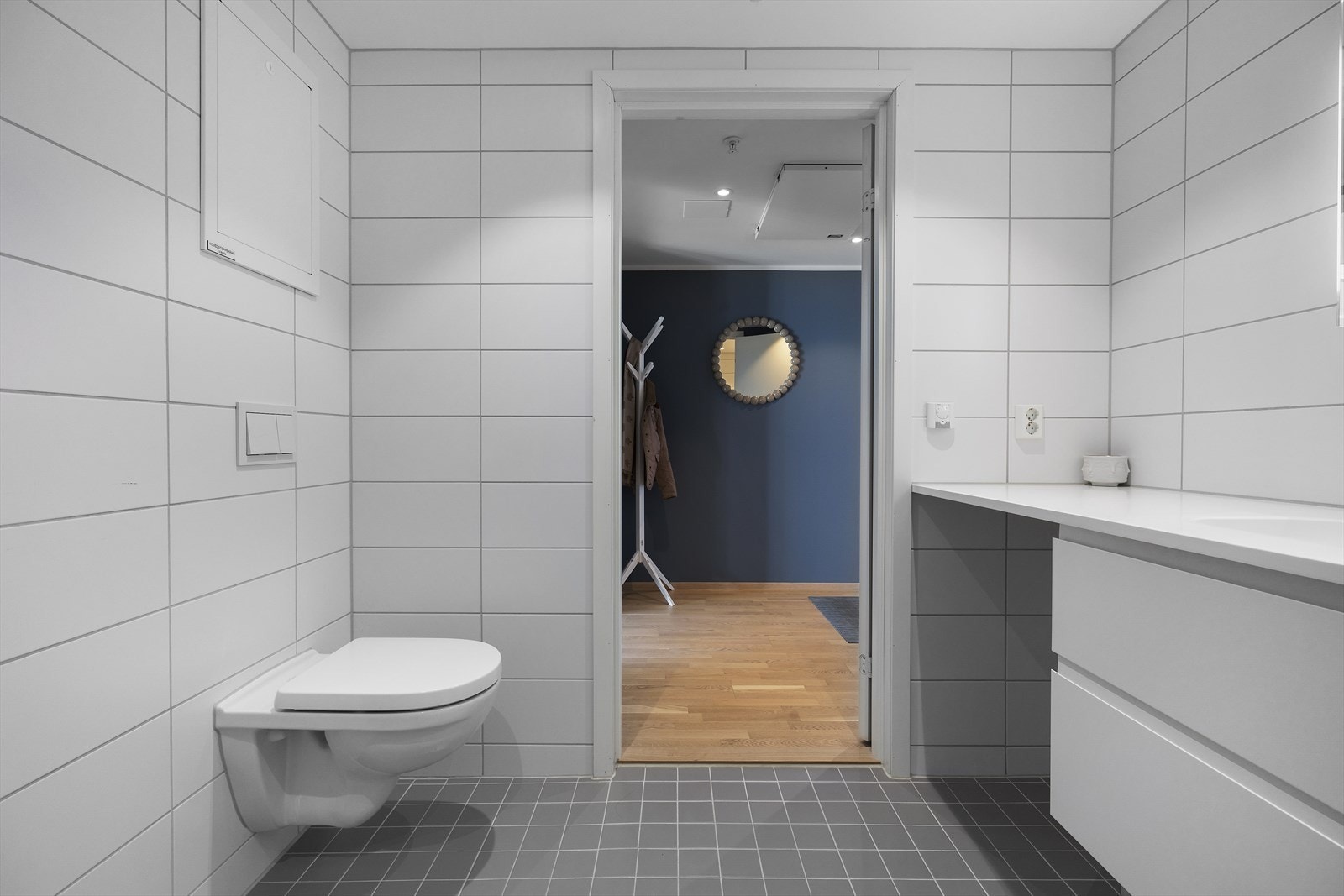 Badet har vannbåren gulvvarme, slukrenne i dusjsonen og opplegg for vaskemaskin Galleribilde