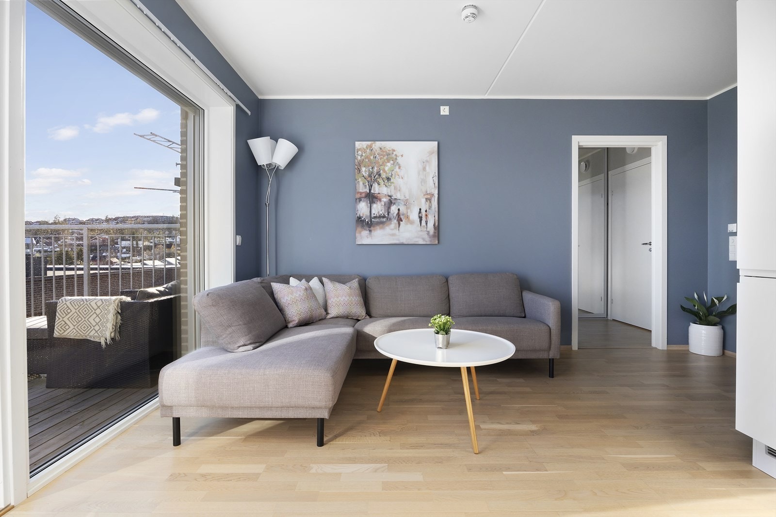 Stuedel med plass til sittegruppe ved vinduene Galleribilde