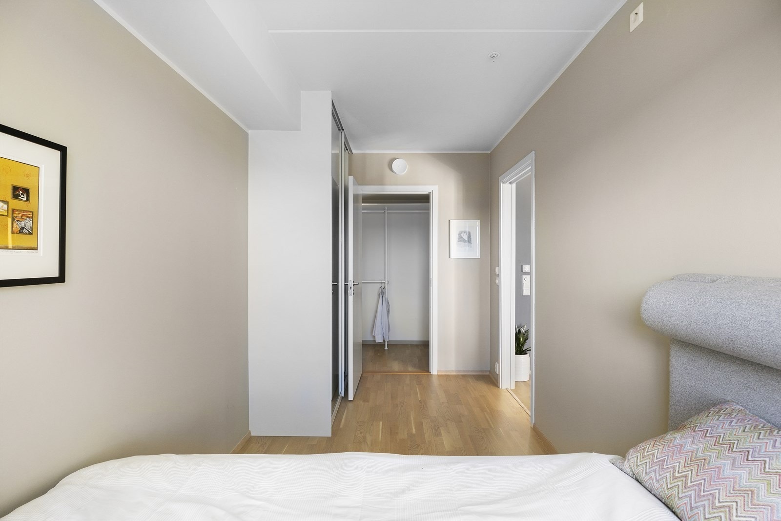 Soverommet har tilgang til romslig walk-in closet Galleribilde